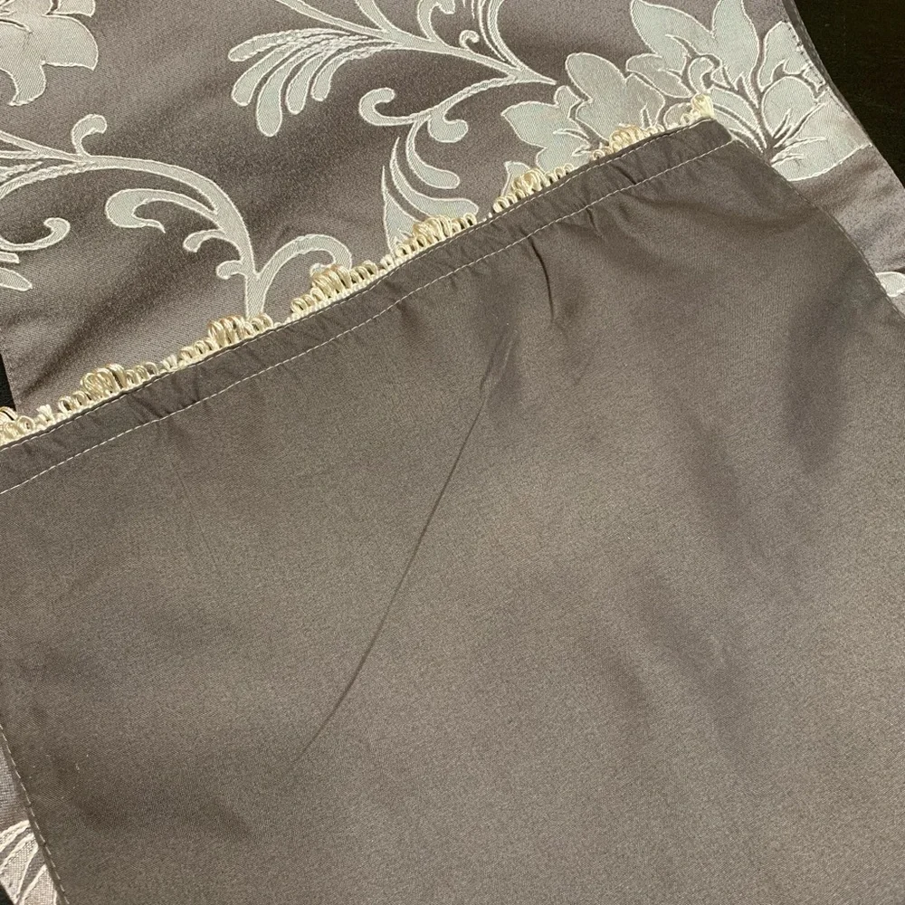 Table runner gray and cream